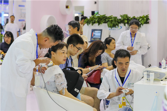 智博會上超聲波治療頸肩痛、膝關節(jié)炎市民爭相體驗