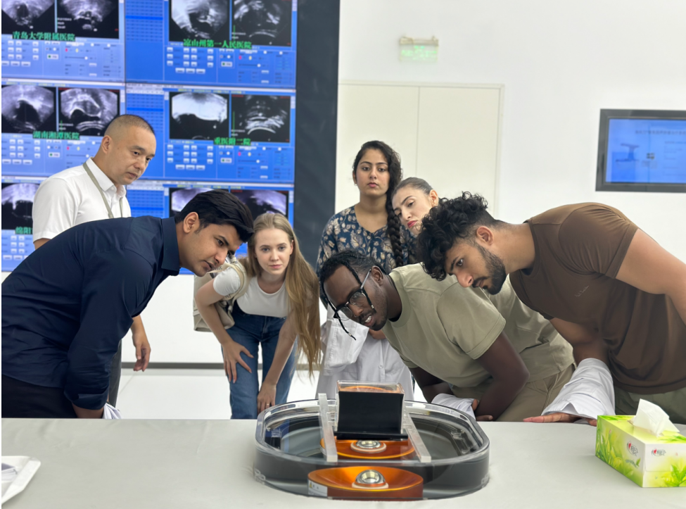 重醫(yī)國際教育學院的留學生一行到訪海扶醫(yī)療